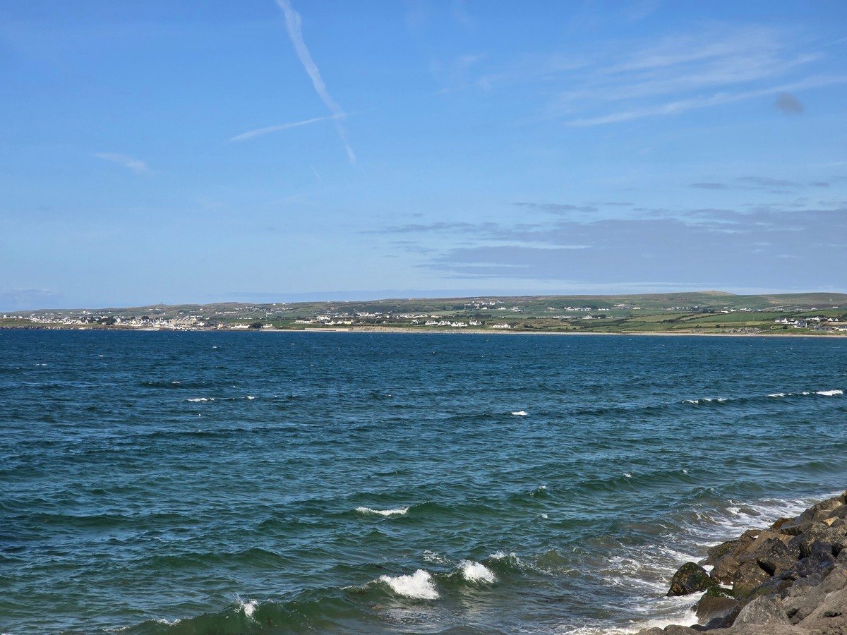 1ft waves, Light WSW 11kts onshore wind, Air temp 17C Water temp 16.9C, High tide 12:08 and 00:57, Low tide 18:33.
